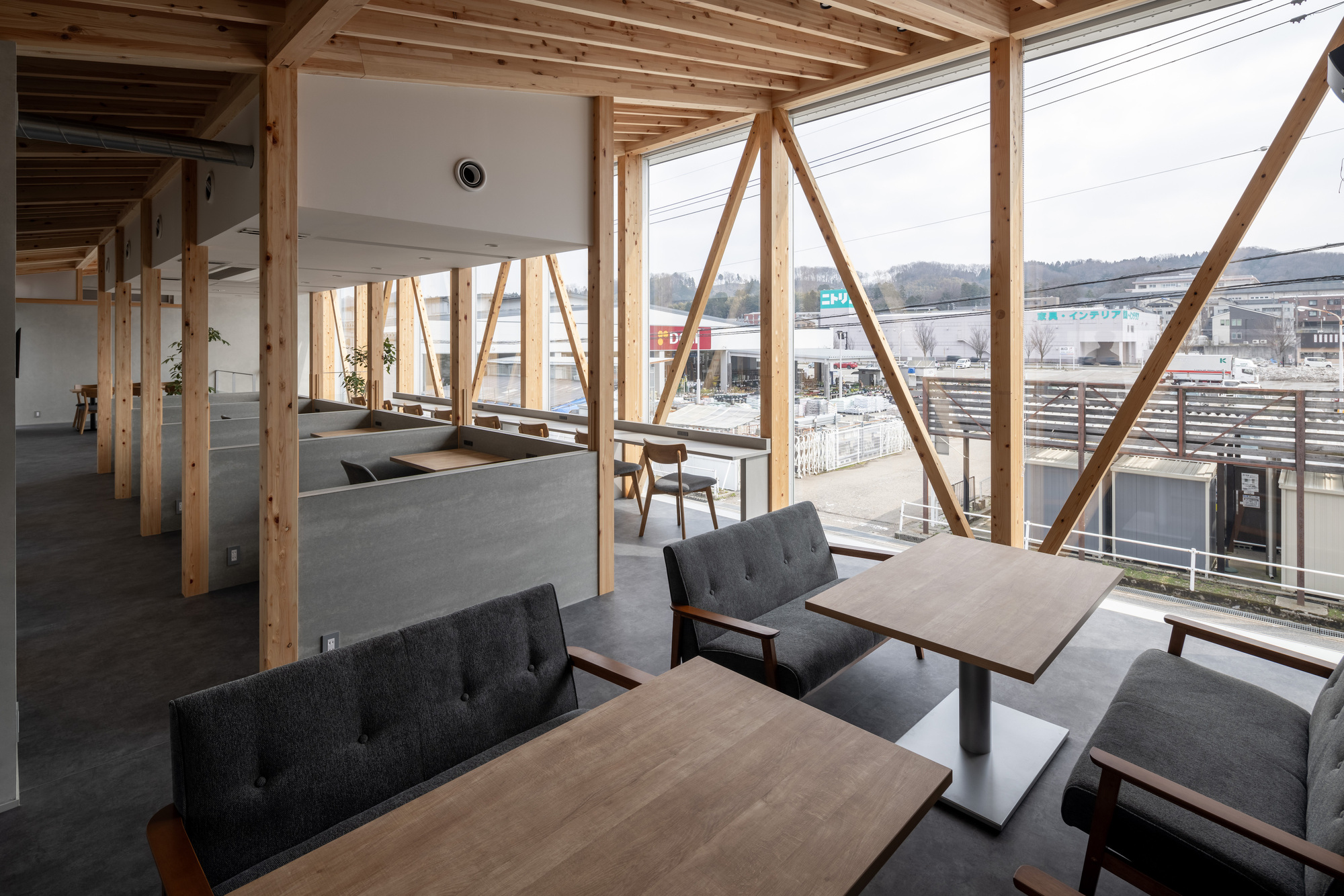 Café with a Large Tree in the Middle of Town  / Kazuto Nishi Architects + toitdesign-31