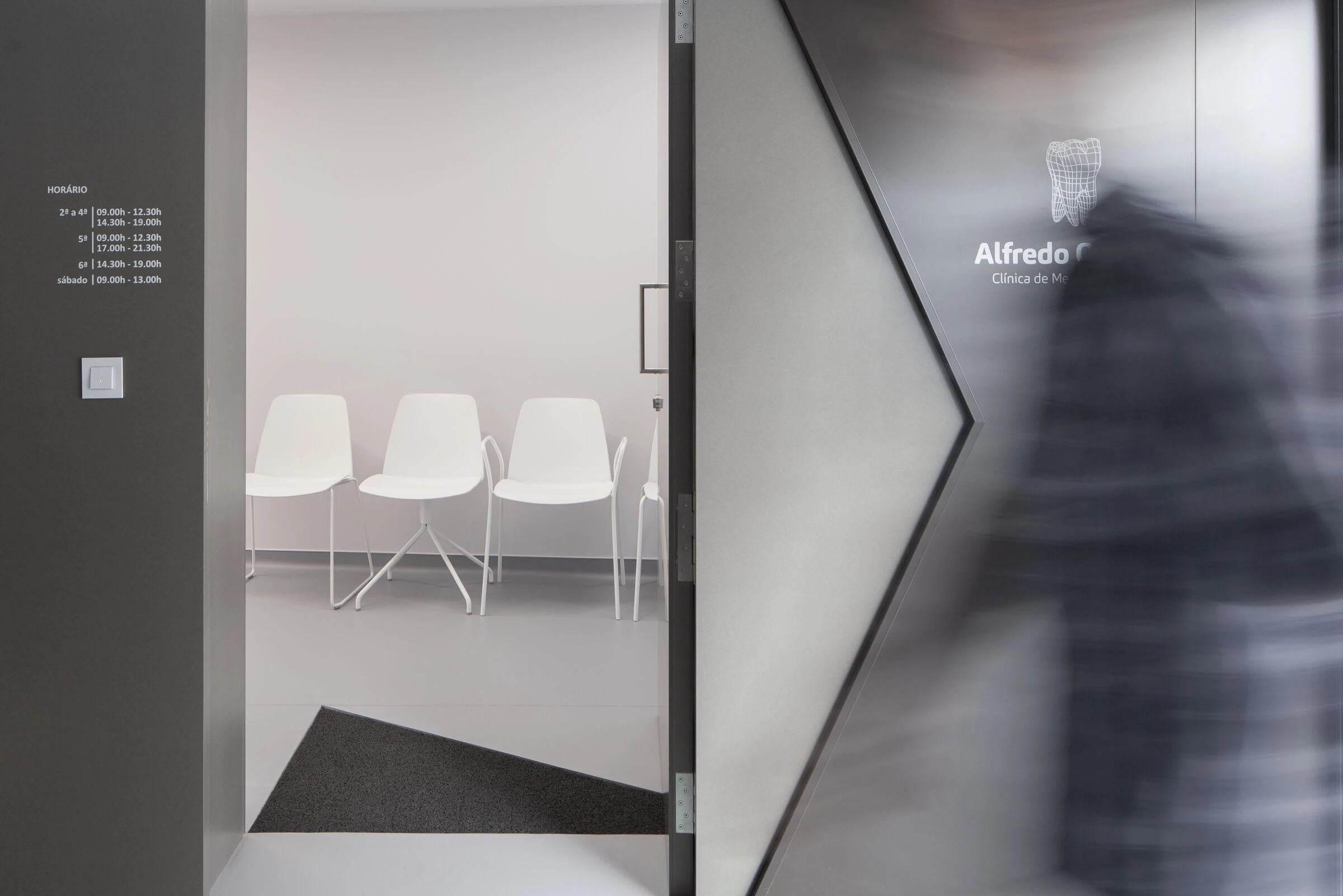 阿尔弗雷多·奎罗斯牙科诊所丨Portugal丨Galeria Gabinete-21