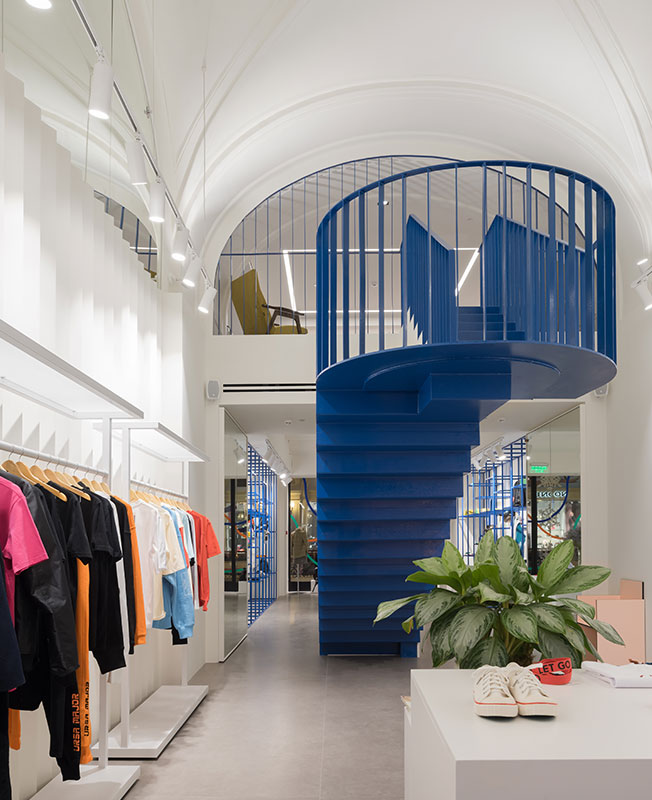 548㎡前莫斯科建筑局改造的时尚商店  LOGIC-1