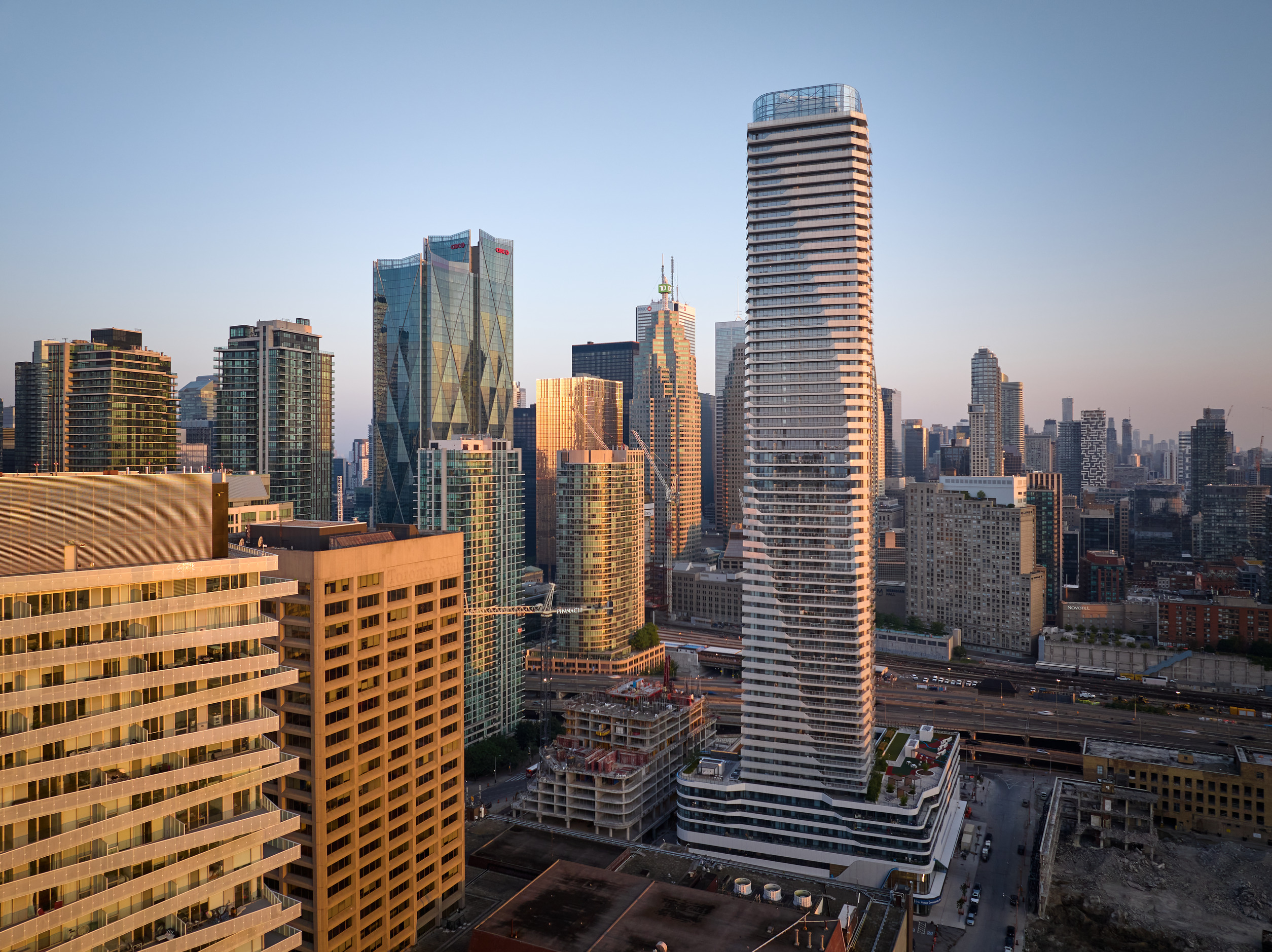 央街一号巅峰大厦（注：该翻译结合常见的建筑命名规律，Yonge一般指央街，Pinnacle有巅峰之意，One表示一号 ，在无更多背景信息下给出此翻译） 丨加拿大多伦多丨Hariri Pontarini Architects-38