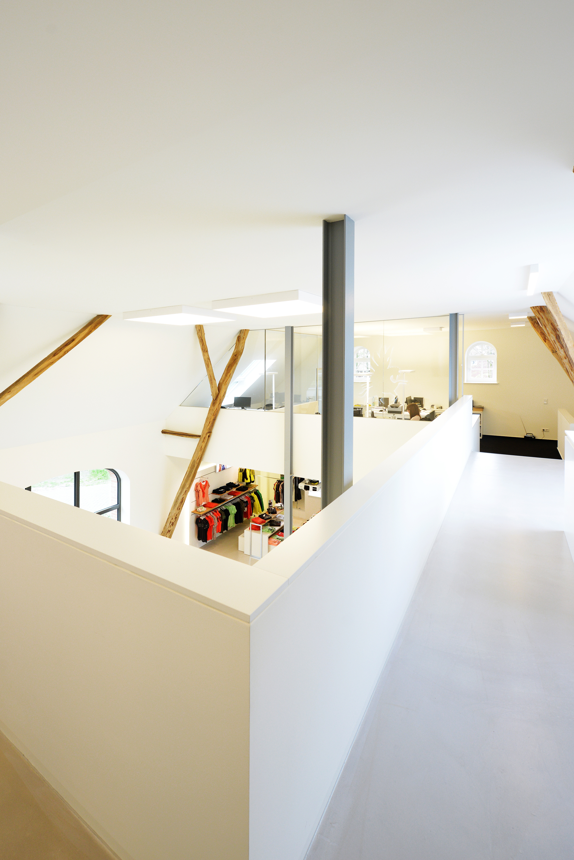 德国服装设计公司仓库改造 展现木梁雕塑之美-27