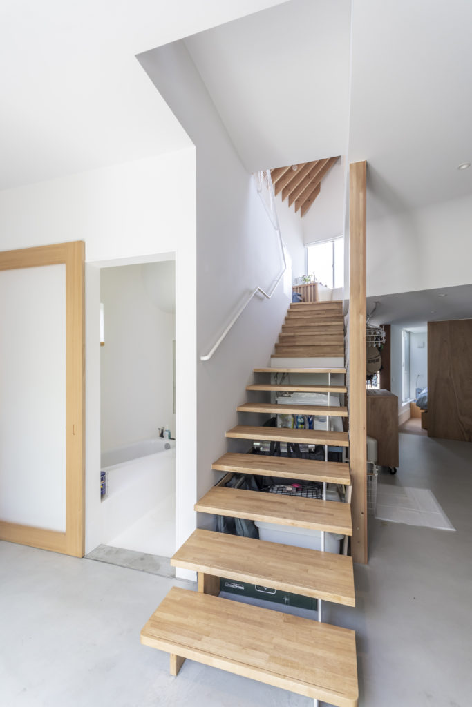 対角線上にゆるやかな階段が通る家 ５匹の犬たちとともに伸びやか、おおらかに暮らす | Architecture | 100%LiFE-9