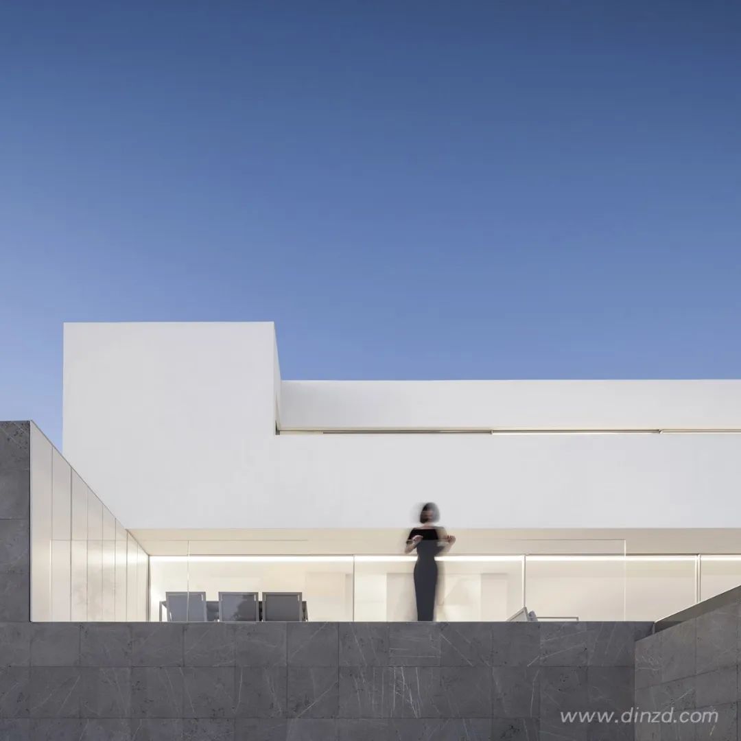 白色极简，融入自然的住宅设计-71