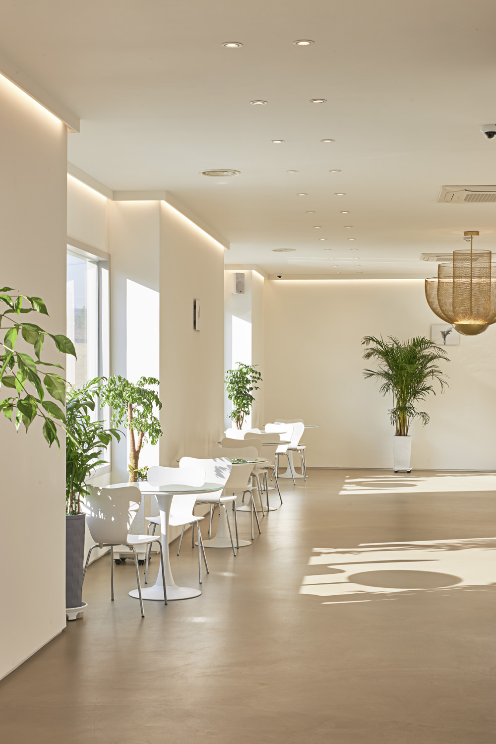 具有现代氛围的两层大型烘焙咖啡馆室内设计专业公司-11