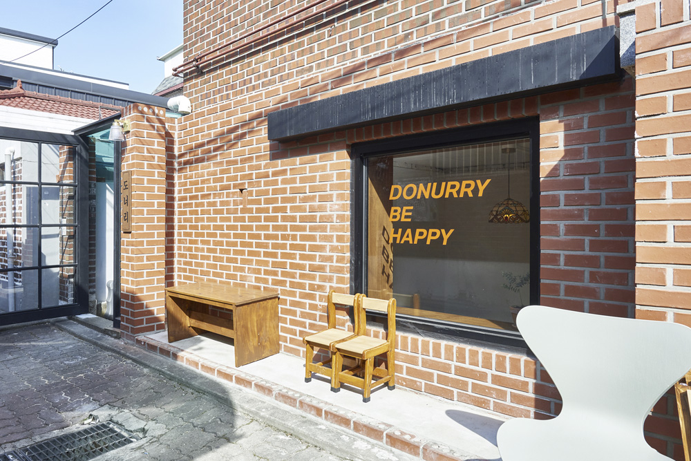 十平米打造温馨原木风咖啡馆，设计亮点一语道破-2