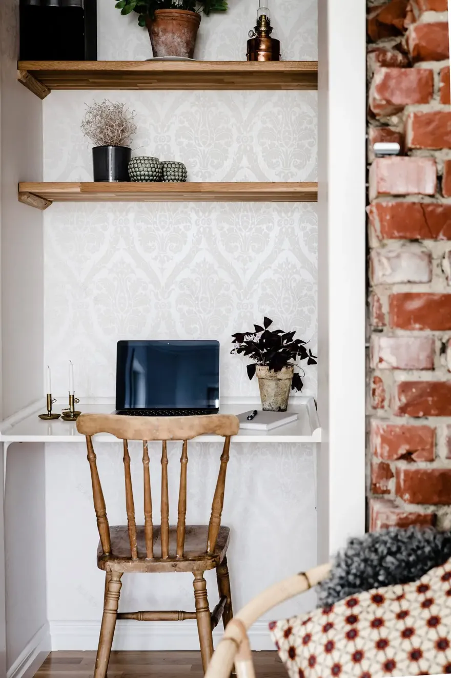 旧砖墙与古木门的细节之美-9