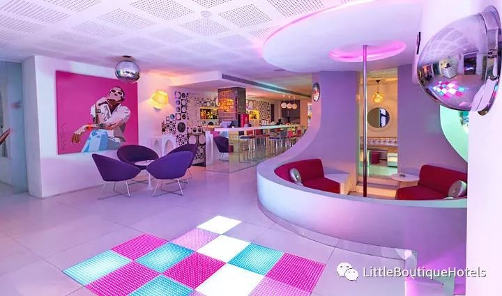 巴厘岛"Luna2"酒店 | 复古未来主义的室内设计盛宴-22