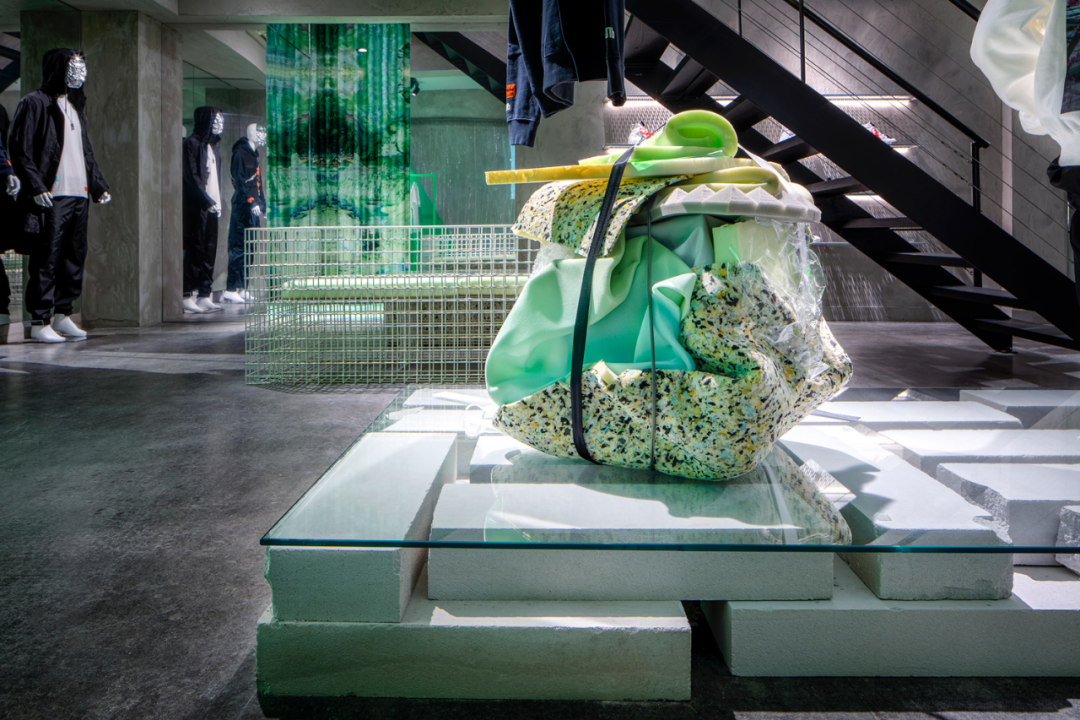 反乌托邦的时尚艺术零售商店，简单的材料打造未来主义空间-36