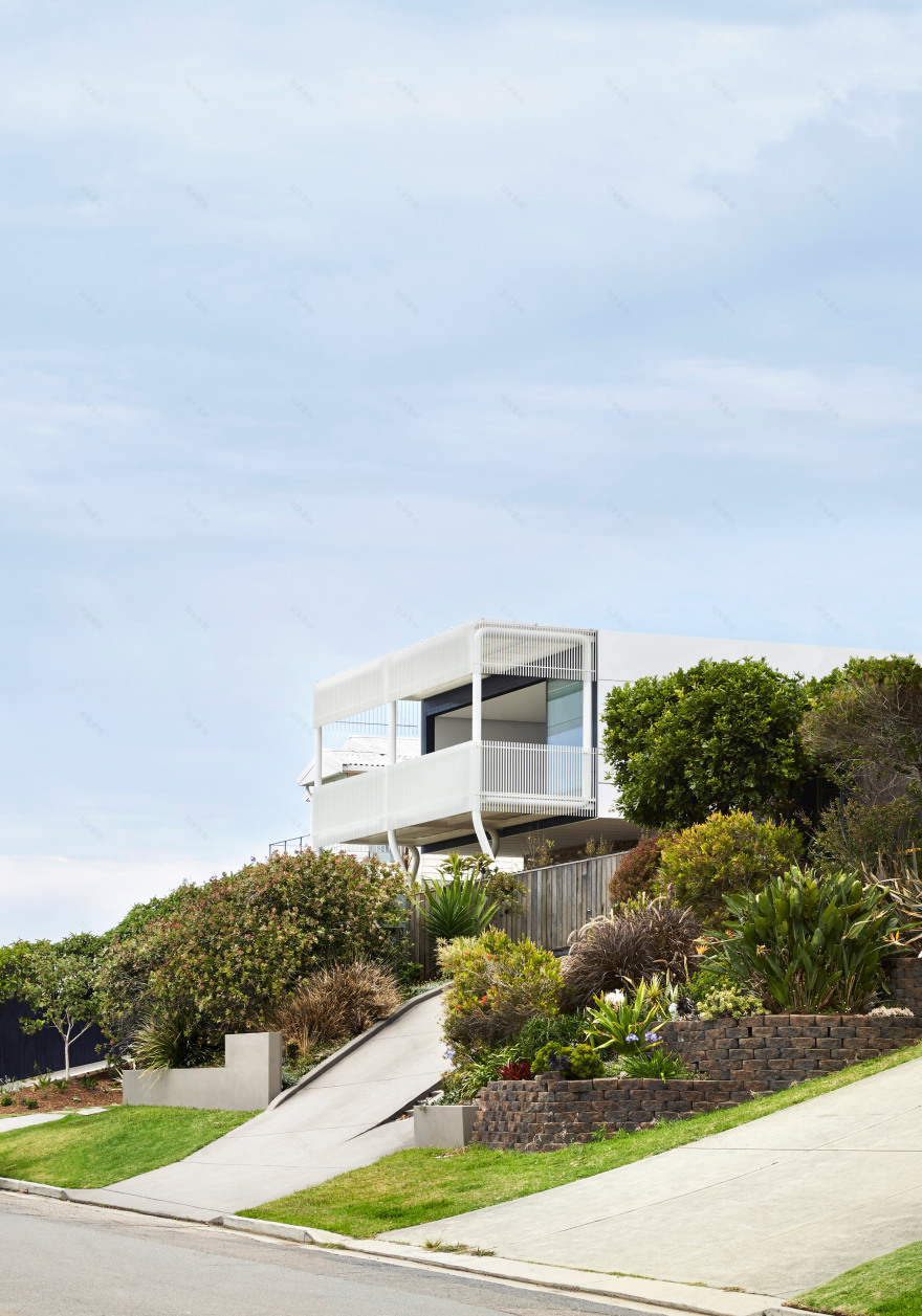 Giant "paperclips" support living spaces and balcony at New South Wales home-2