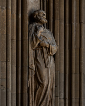 Personajes en la catedral de Vitoria