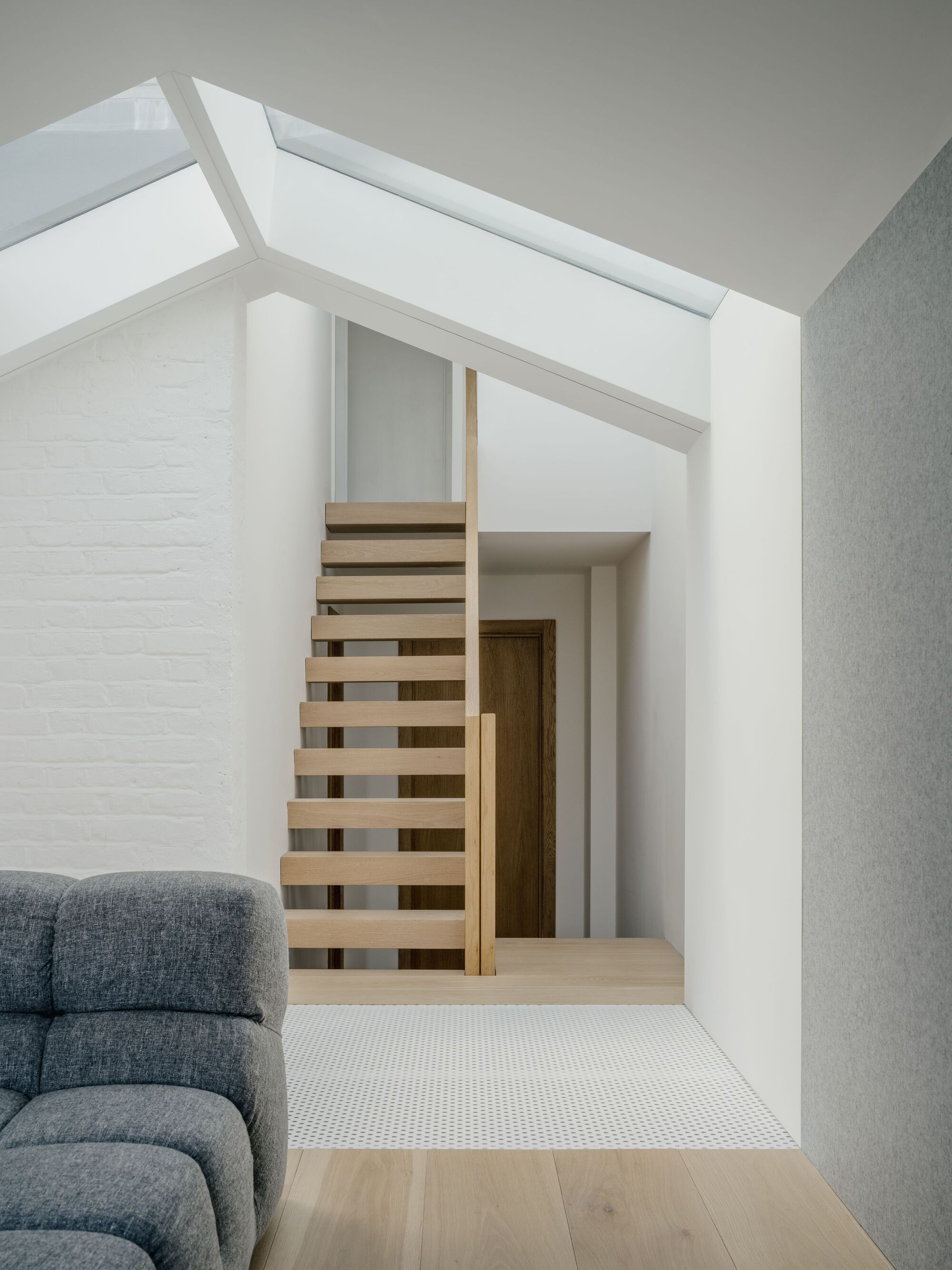 光隙间洒下光影的家庭住宅（注：komorebi是日语外来词，指从树叶缝隙间洒下的阳光） 丨英国伦敦丨ConForm Architects-30