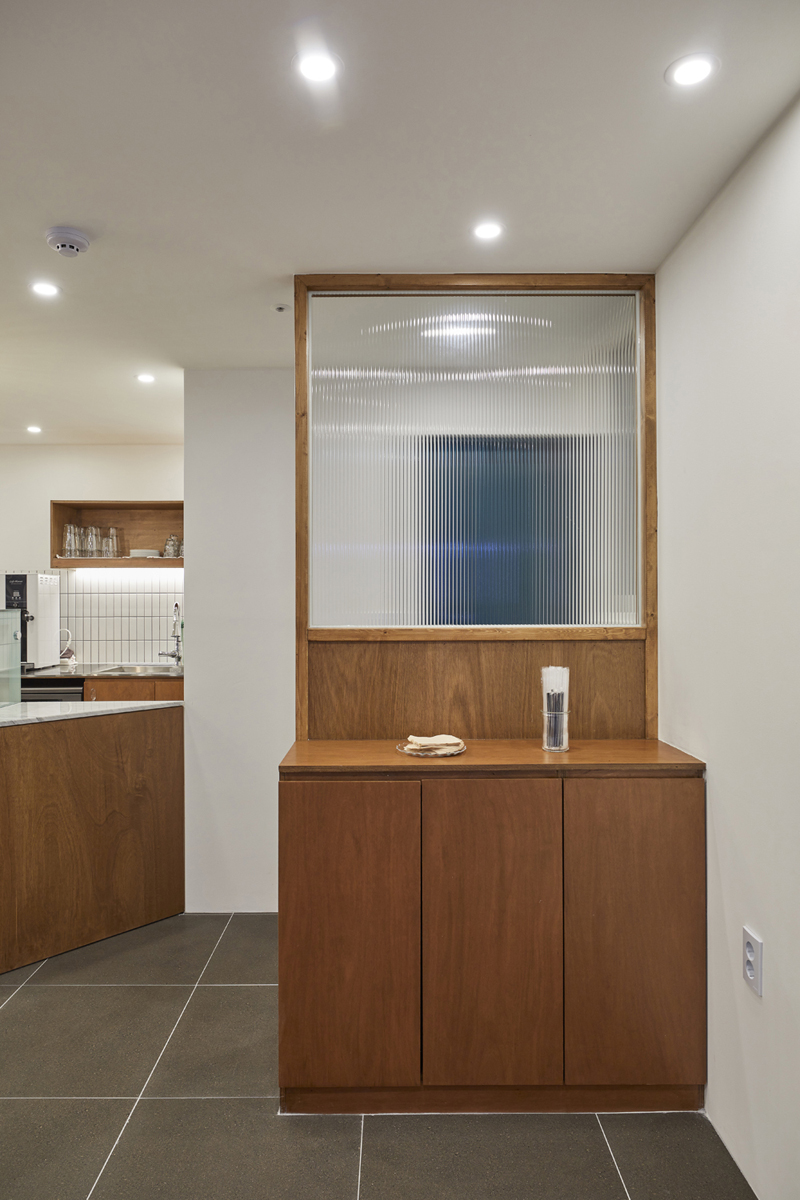 十平米现代白色木质概念咖啡厅-8