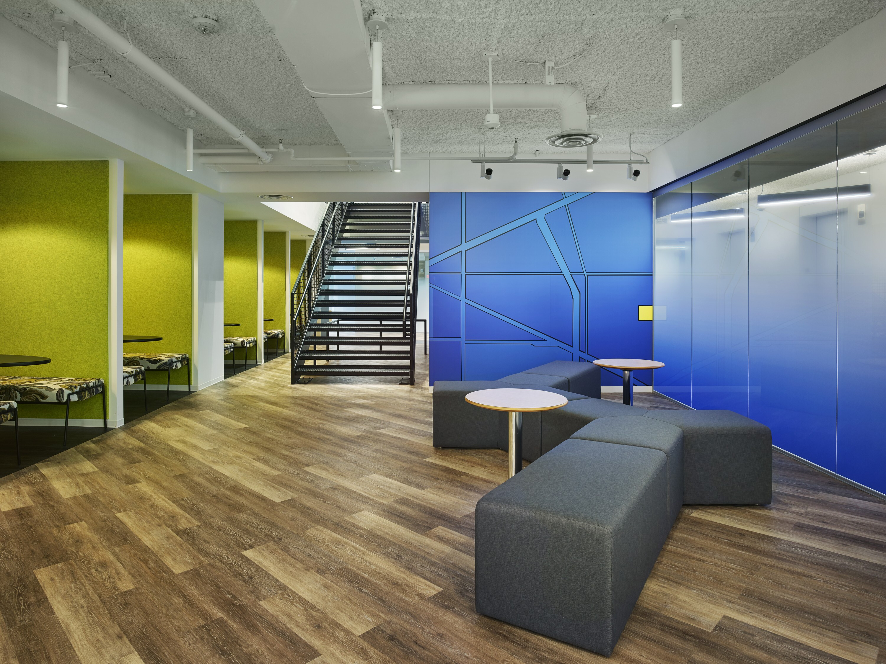 MakeOffices 办公空间 | 木纹 vinyl 地板的创意应用-27