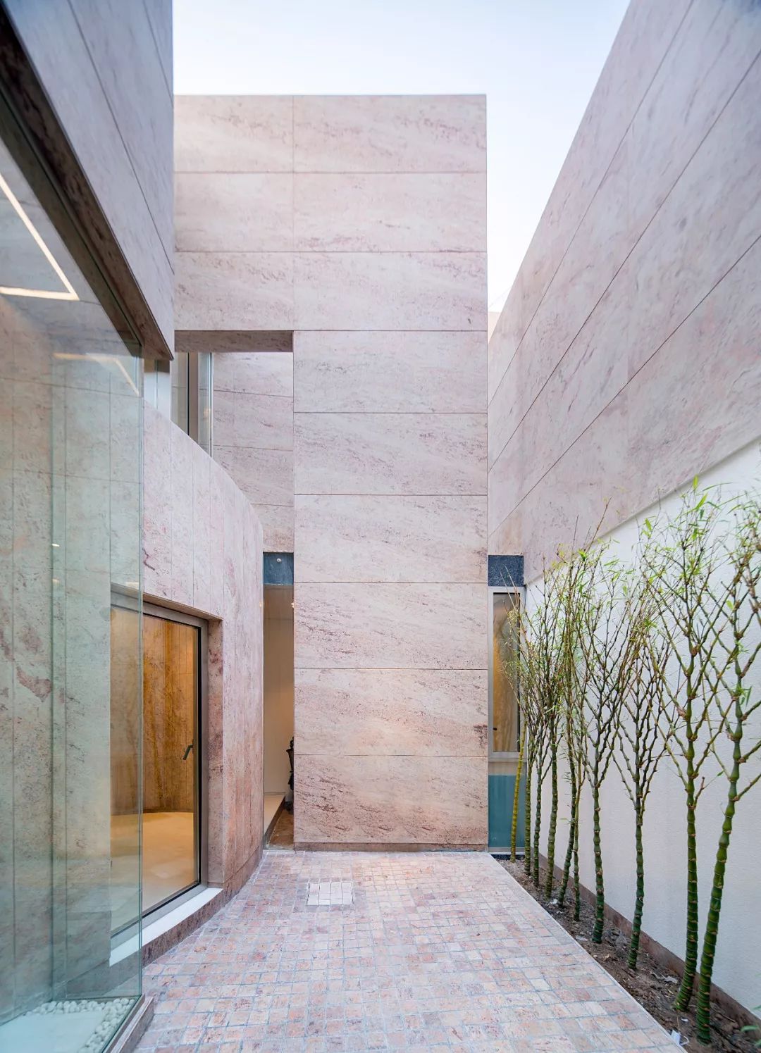 印度感性遇见西方想象的 Charged Voids 设计公司-10