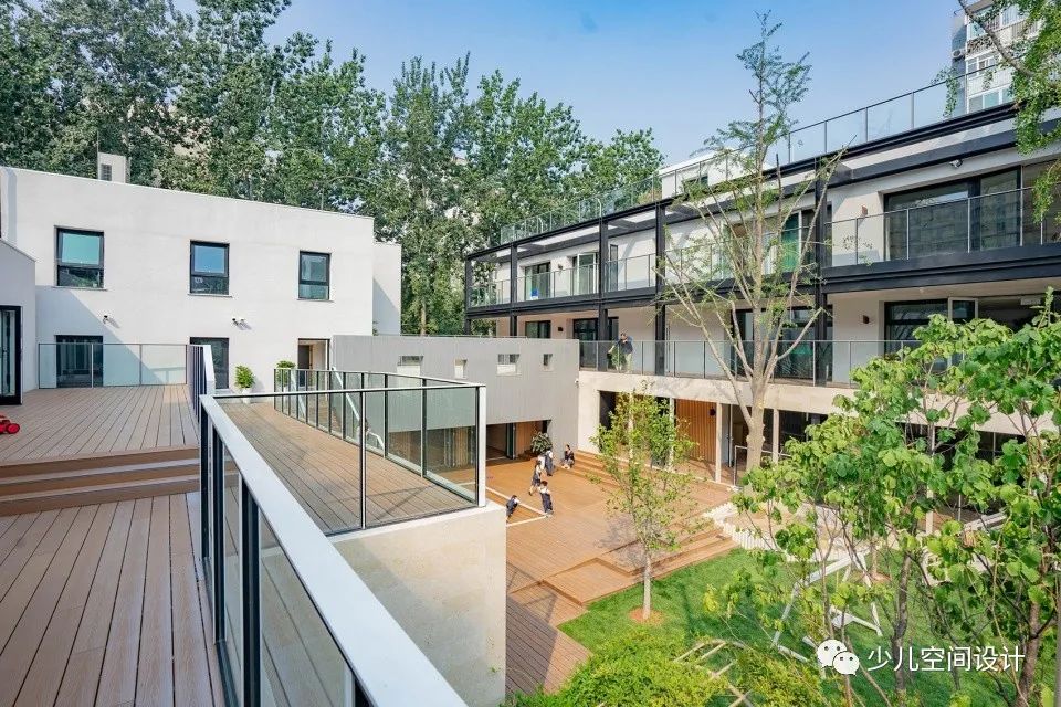 自然的木材，真正的草坪。这是一所和自然相接触能得到成长的园舍。-18