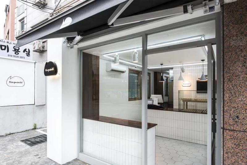 11 平米的极简白色烘焙店-5