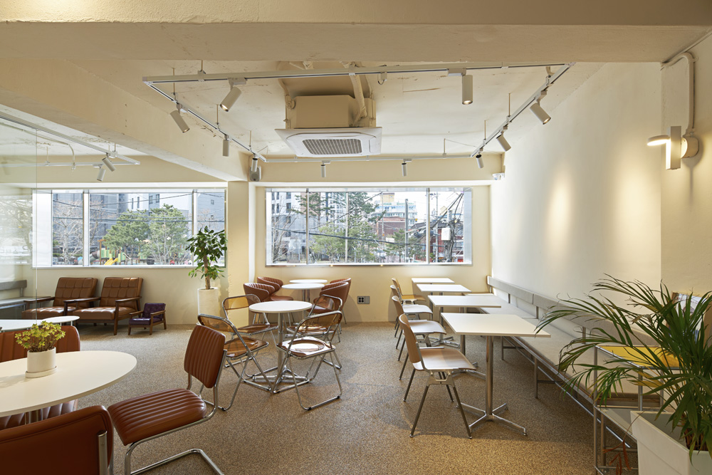 白色与木纹，27 平米高级咖啡厅设计-3