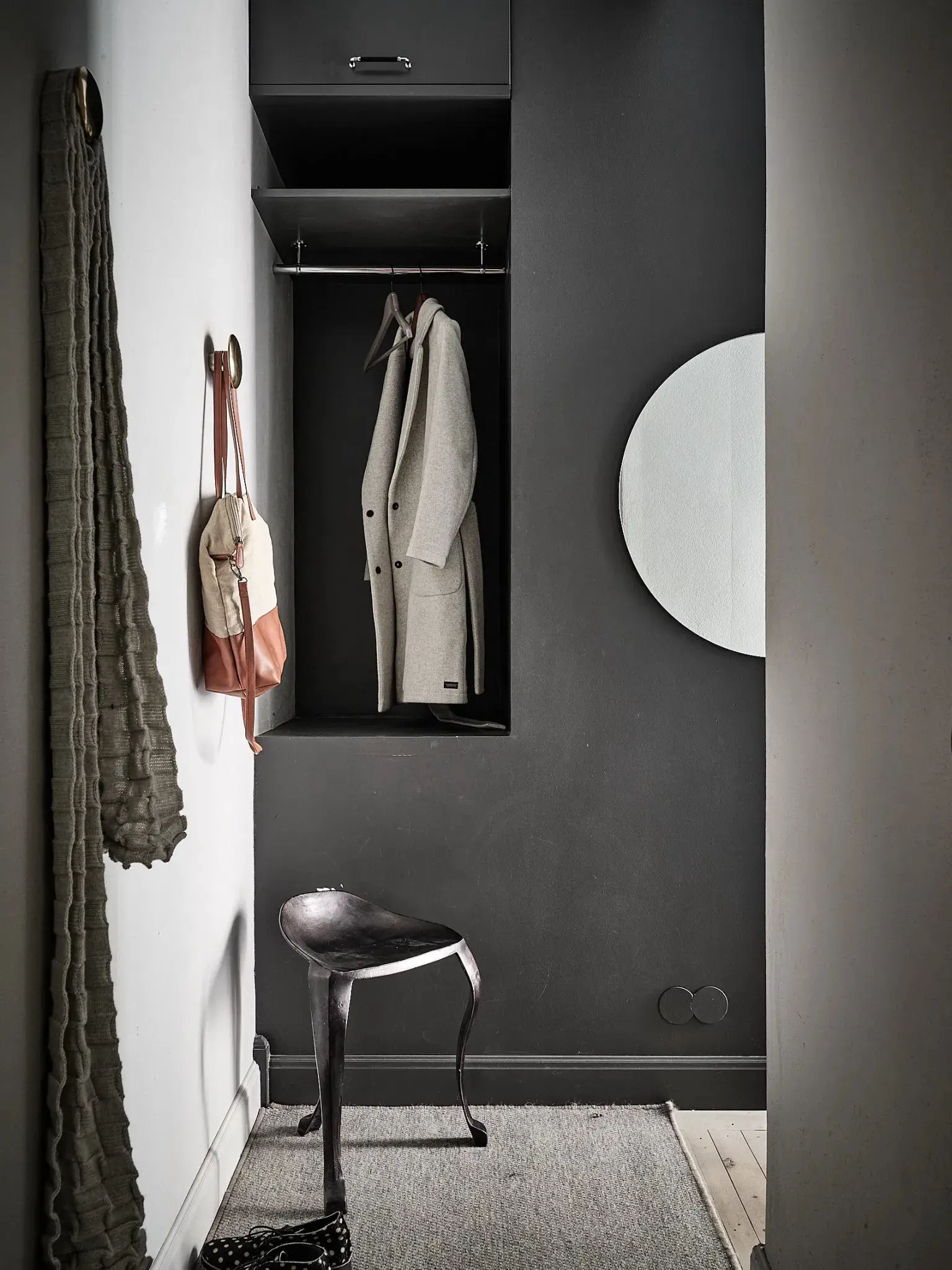 暗调小公寓 | 玻璃墙后的宁静角落-18