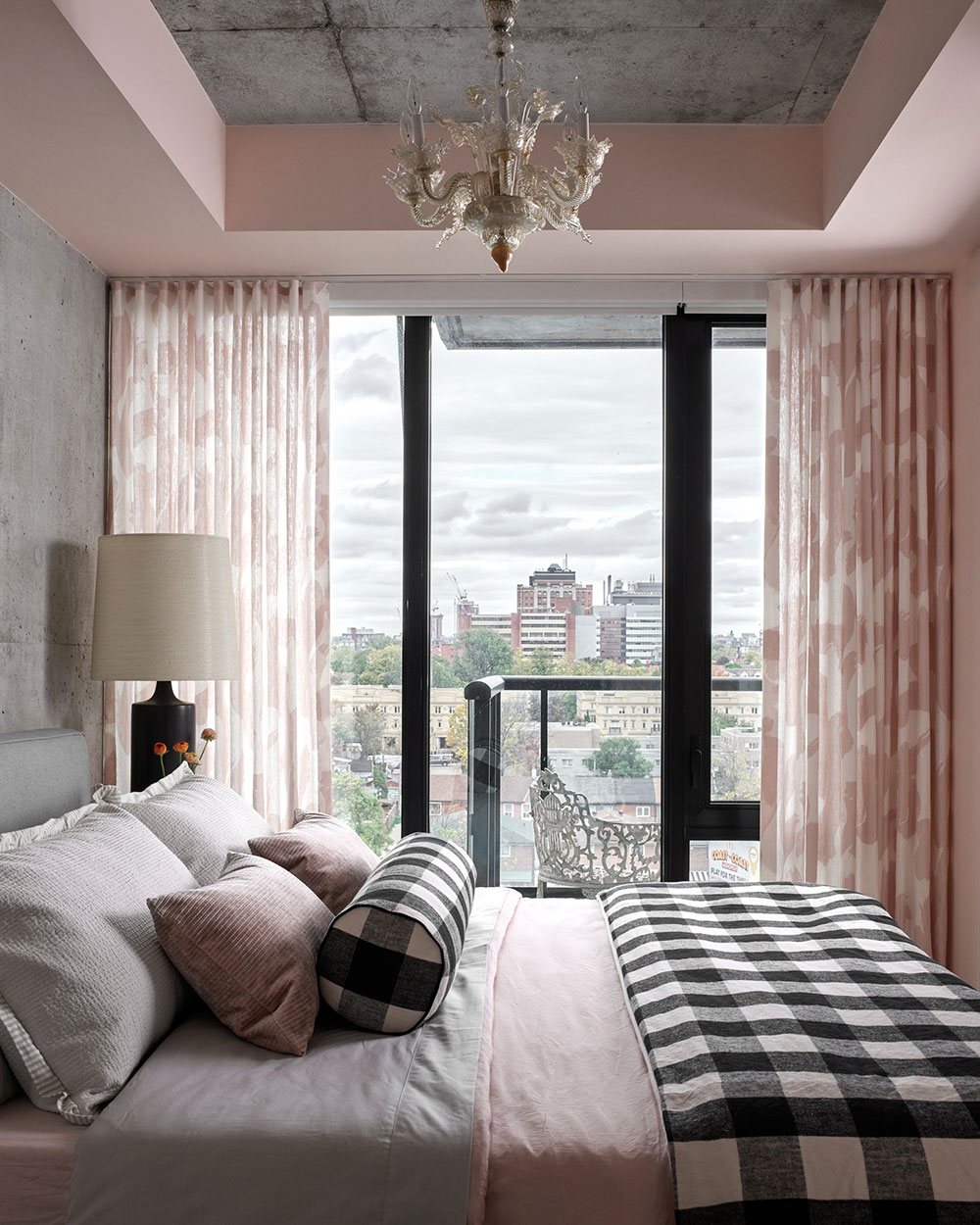 加拿大音乐家 Jann Arden 的粉色工业风公寓-12