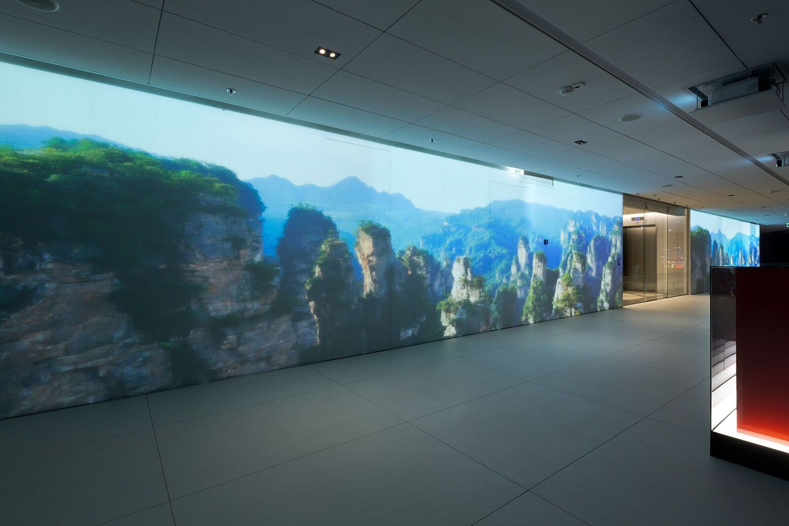 鑫伟办公室

注：鑫伟是根据拼音推测的可能人名或公司名等专有名词，如果有其他背景信息可提供更准确的翻译 丨乌克兰基辅丨MONO Architects-29