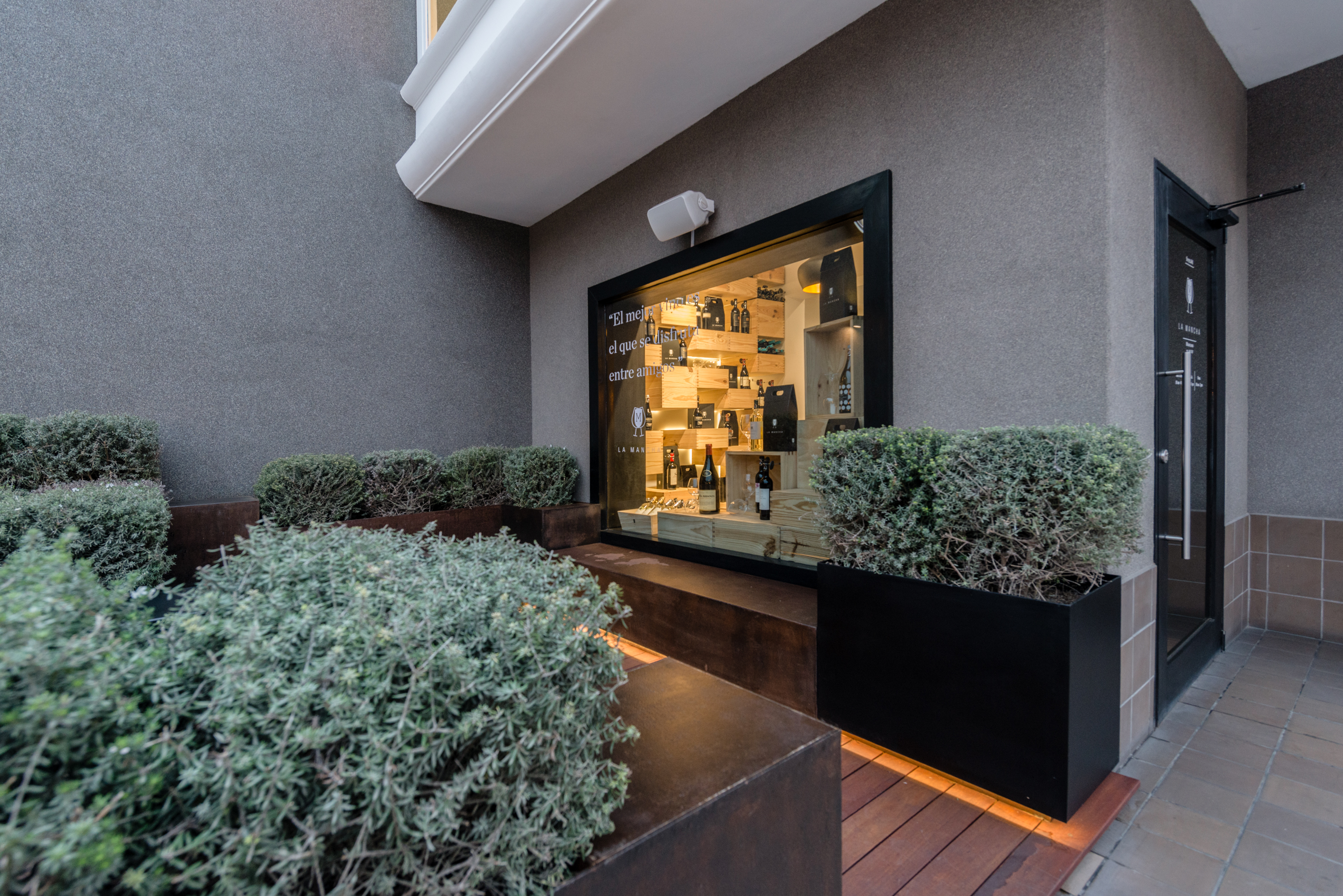 "La Mancha" 酒庄 | 木质温暖，打造随意品酒空间-19