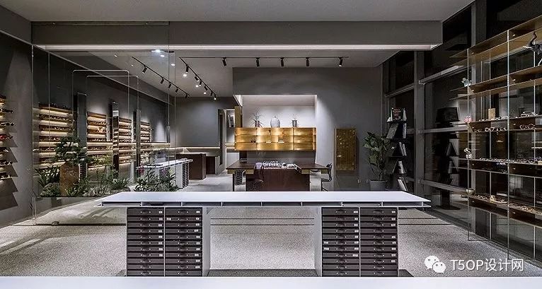 用玻璃与黄铜贯穿空间·北京阿目眼镜店铺-14