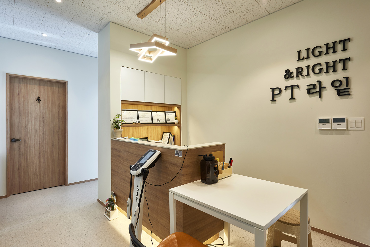 31 坪白色与木质的极简主义宠物店设计-2