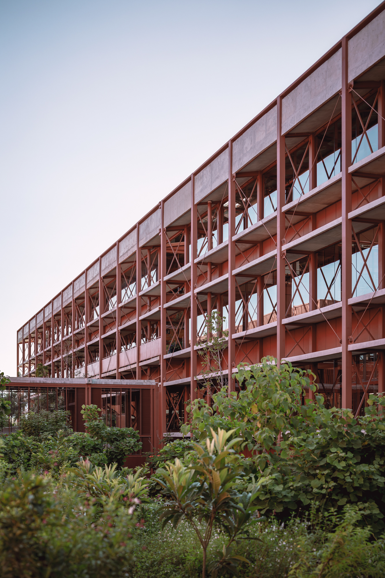 工业与花园的结合：CBG园区 / Estudio MMX+Luis Campos-0