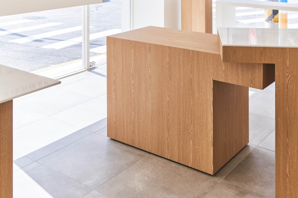 白色与木质，打造 15 平米眼镜店的极简魅力-11