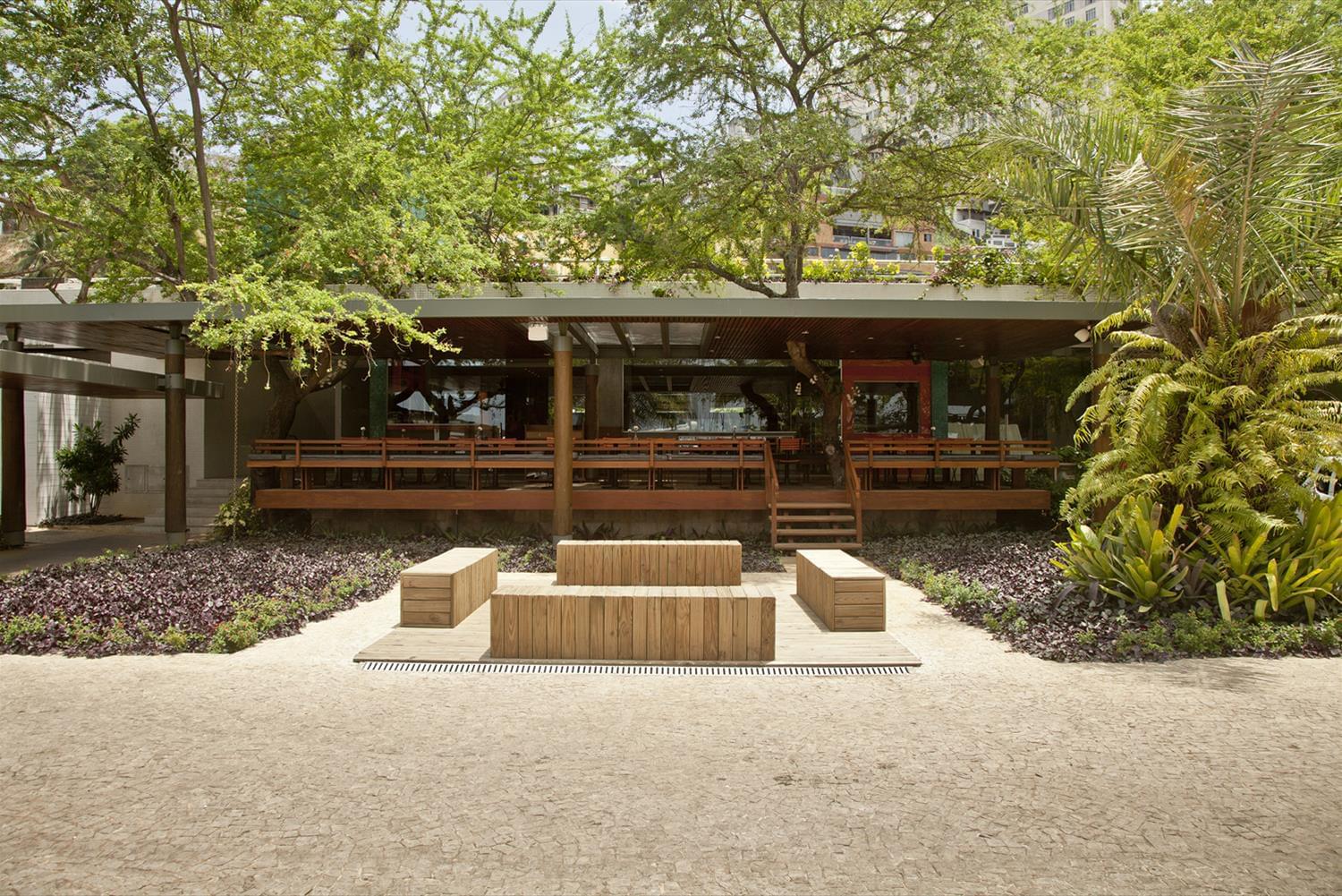 巴西 DAS 餐厅 | 木钢构造与复古汽车元素的完美融合-1