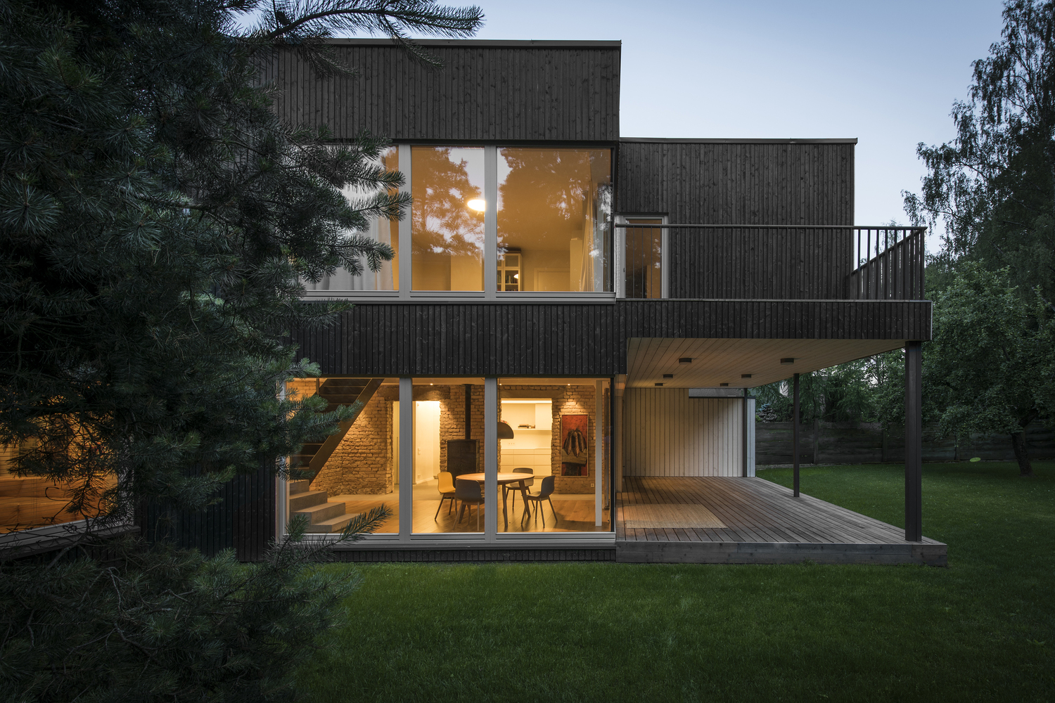 松树林中的现代住宅-30