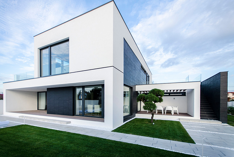 罗马尼亚 C 住宅 | 巧妙利用立面设计实现光影平衡-2