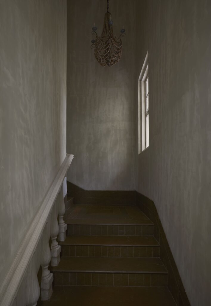 鸡蛋花庄园
注:Frangipani常见指鸡蛋花 ,Estate有庄园、地产等意思,结合语境这里翻译为鸡蛋花庄园较为合适 丨FADD Studio-43