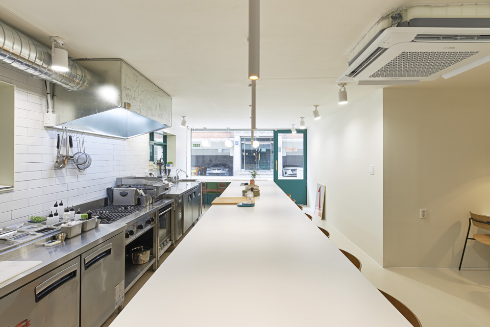 15 平米小巧咖啡厅，极简设计中的视觉盛宴-13