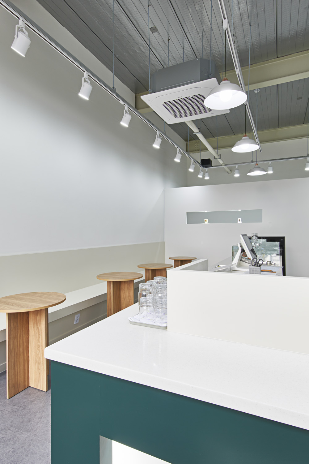 色彩点睛的 14 平米咖啡厅，打造温馨小空间-12