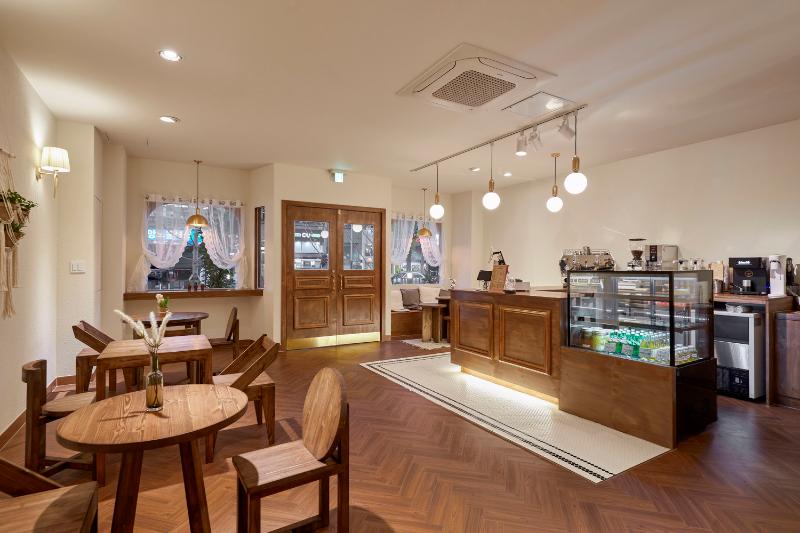 白色&木质风 15 坪咖啡厅设计，温馨舒适空间打造-7