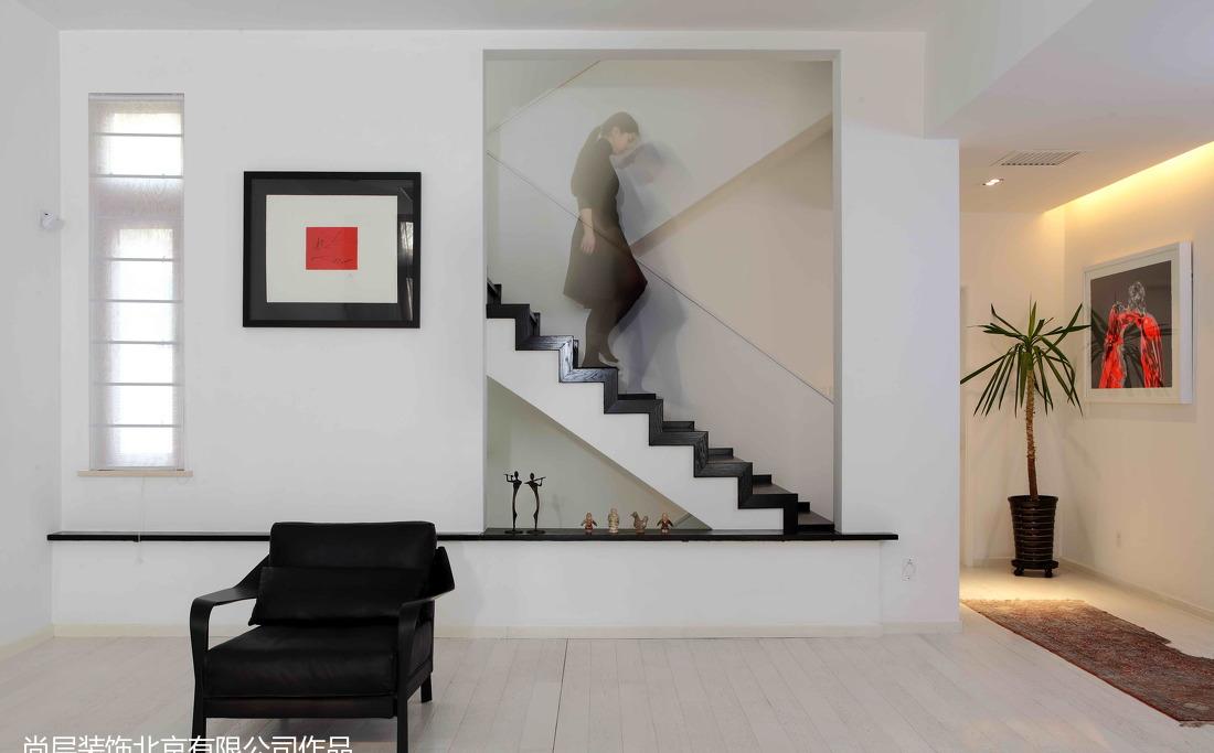 别处生活 | 白桌红椅的餐区与采光下沉庭院-21