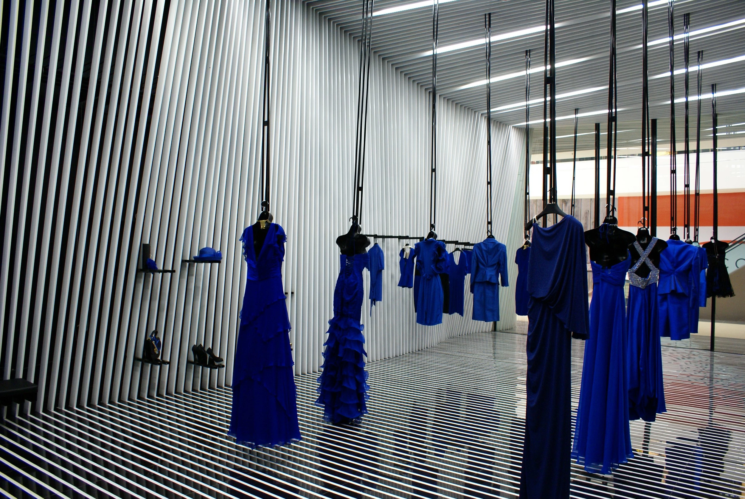 弧形幕布下的服装展示空间-10