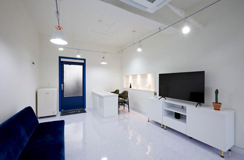 10 坪现代简约商铺设计，展现白色与蓝色调的清新魅力-6