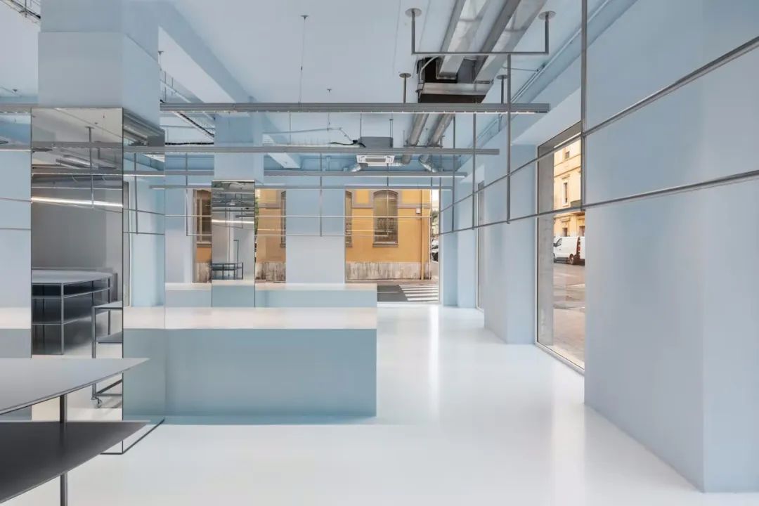 浅蓝色系的极简服装店设计丨意大利丨Modes Cagliari-18