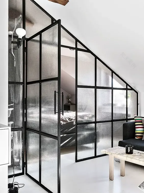 阁楼公寓的现代革新 | 玻璃隔墙与悬挂式吊床-2