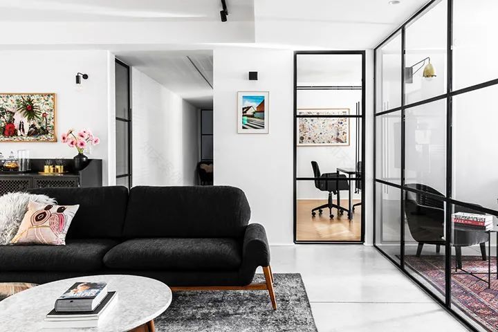 特拉维夫公寓改造,Qumra Capital 办公室的黑白极简魅力-5