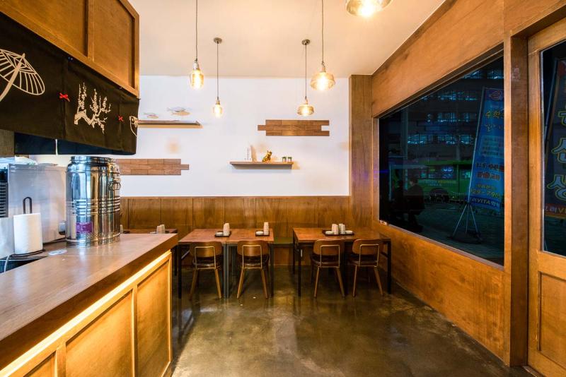 15 坪韩式快餐店 木质与灯光的完美结合-7
