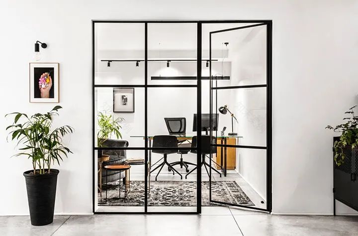 特拉维夫公寓改造,Qumra Capital 办公室的黑白极简魅力-11