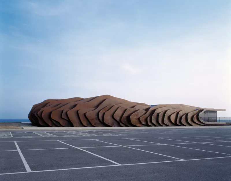 怪异体块彰显独特海滨，挽救惨淡景象-0