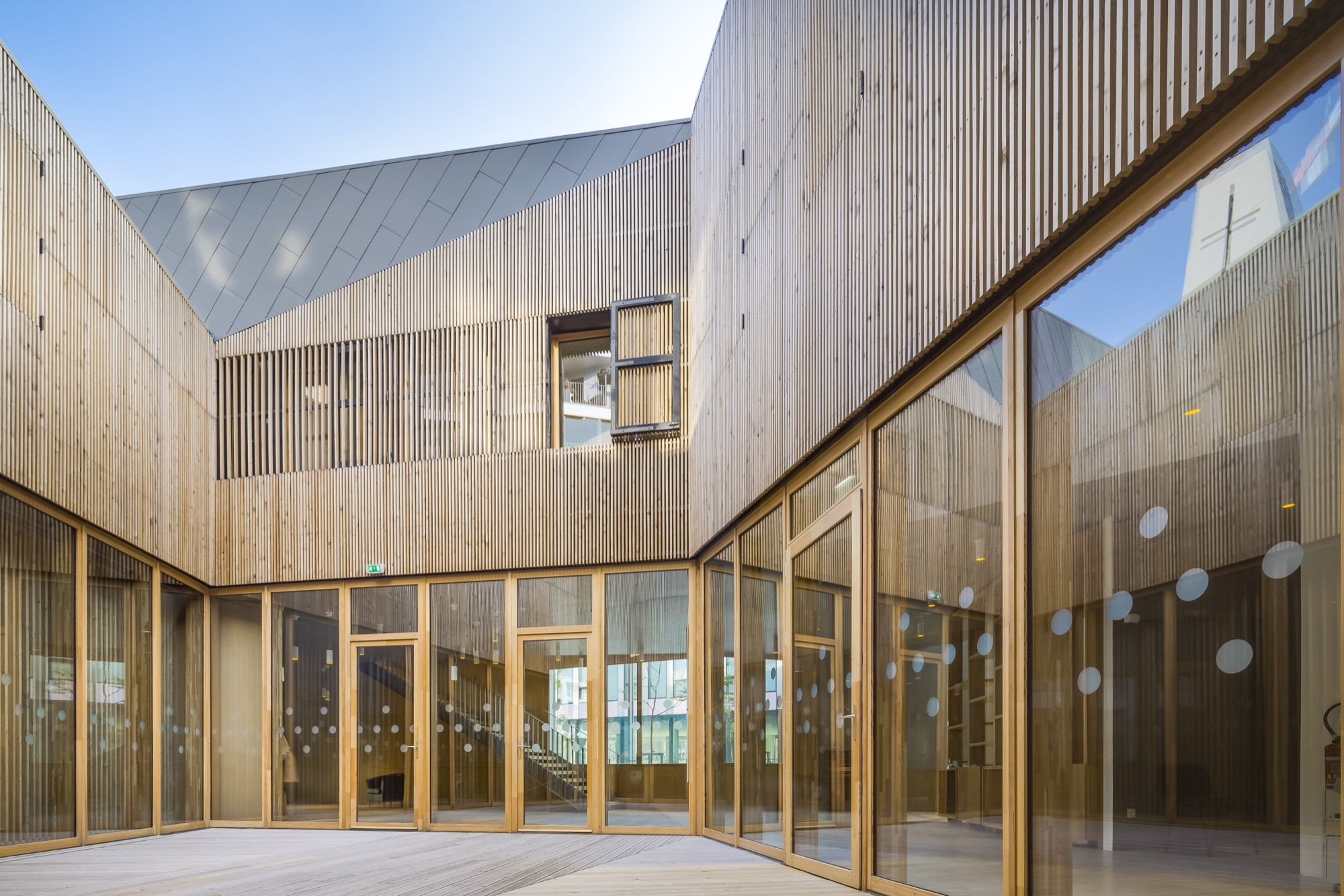 折叠 zinc 外壳中的宁静圣所——法国 Ensemble Pastoral Catholique 教堂设计-11