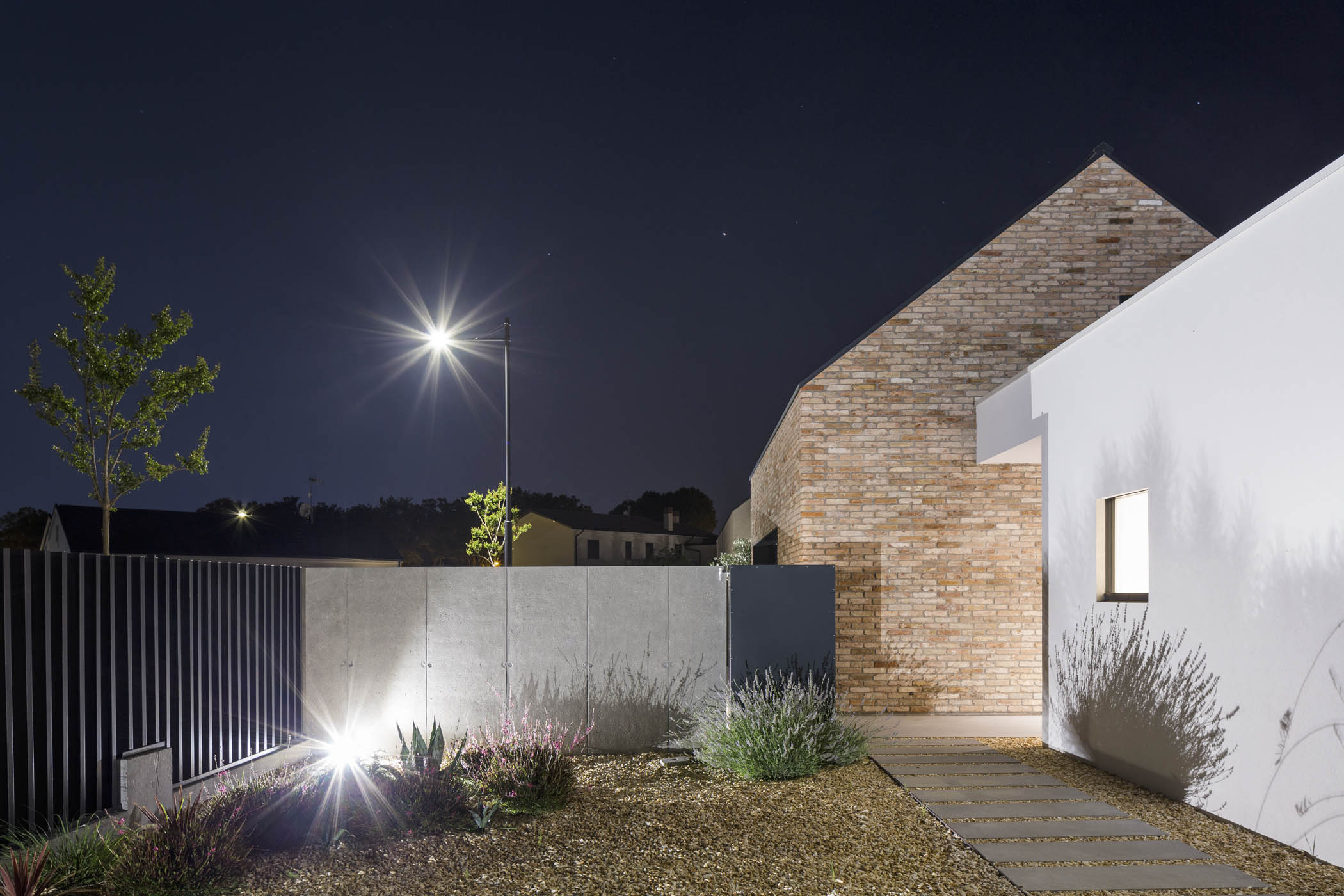 现代简约风格别墅设计，融入自然与私密空间-9