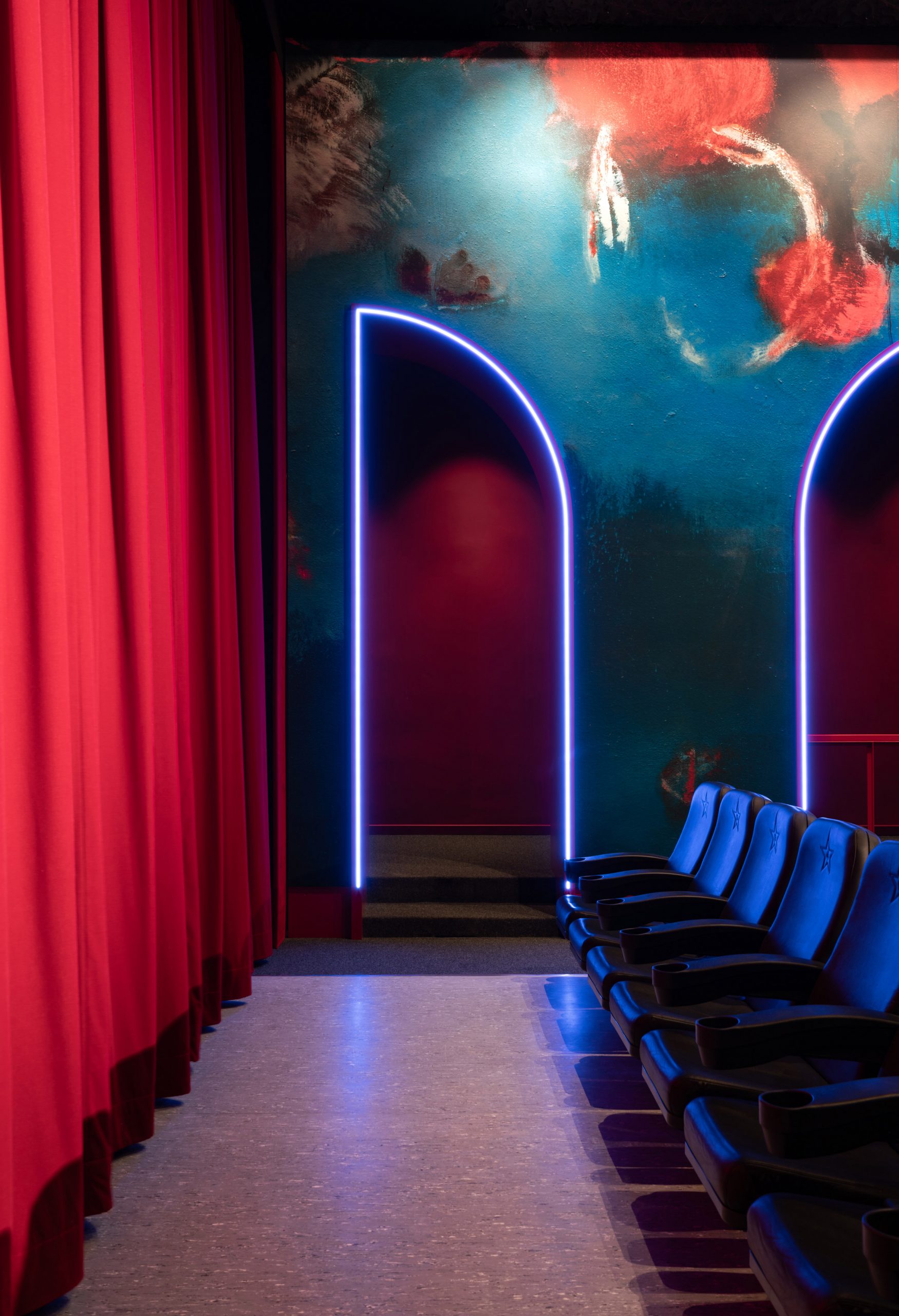 柏林艺术影院 Blauer Stern 翻新，霓虹灯与饱和色彩的视觉盛宴-27