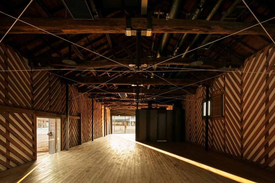 碳纤维补强 日本富冈三号仓库变身社区公共空间-11