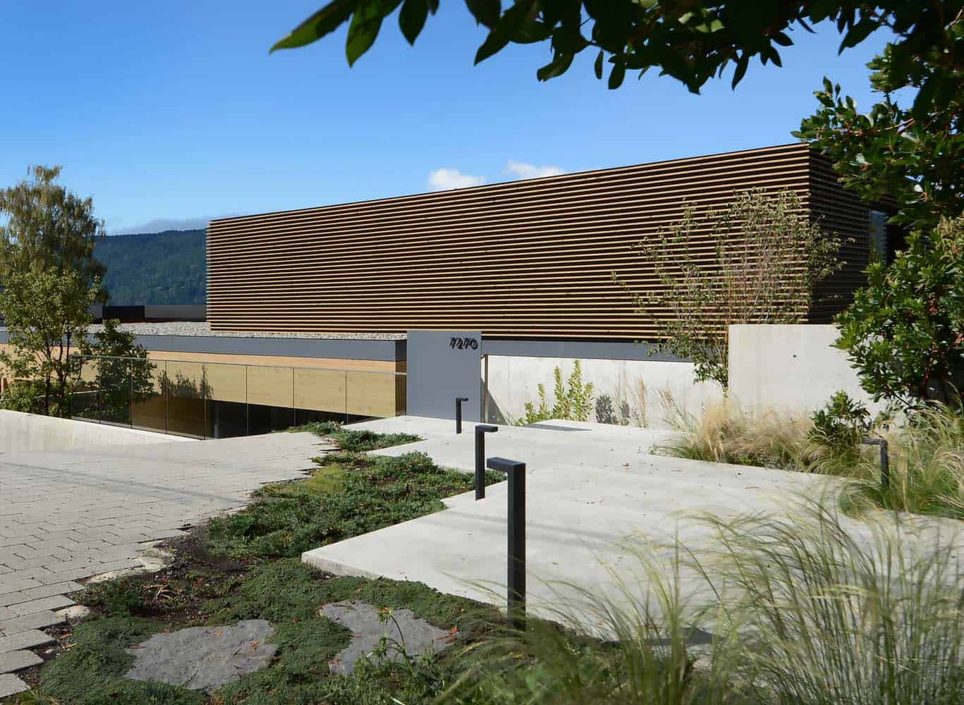 An amazing luxury house overlooking the sea in West Vancouver Canada-3